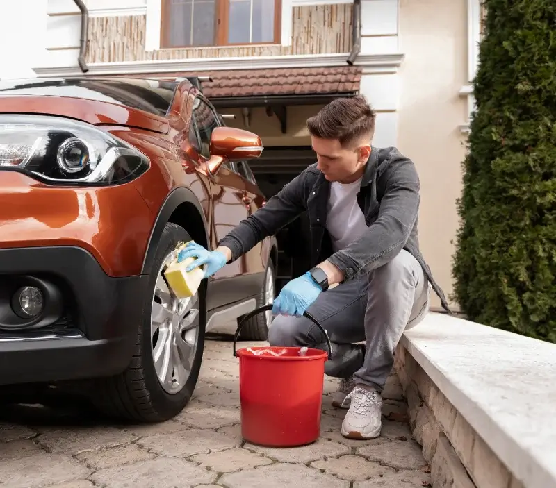 Lavage auto à domicile Ladignac-le-Long : professionnel intervenant sur un véhicule